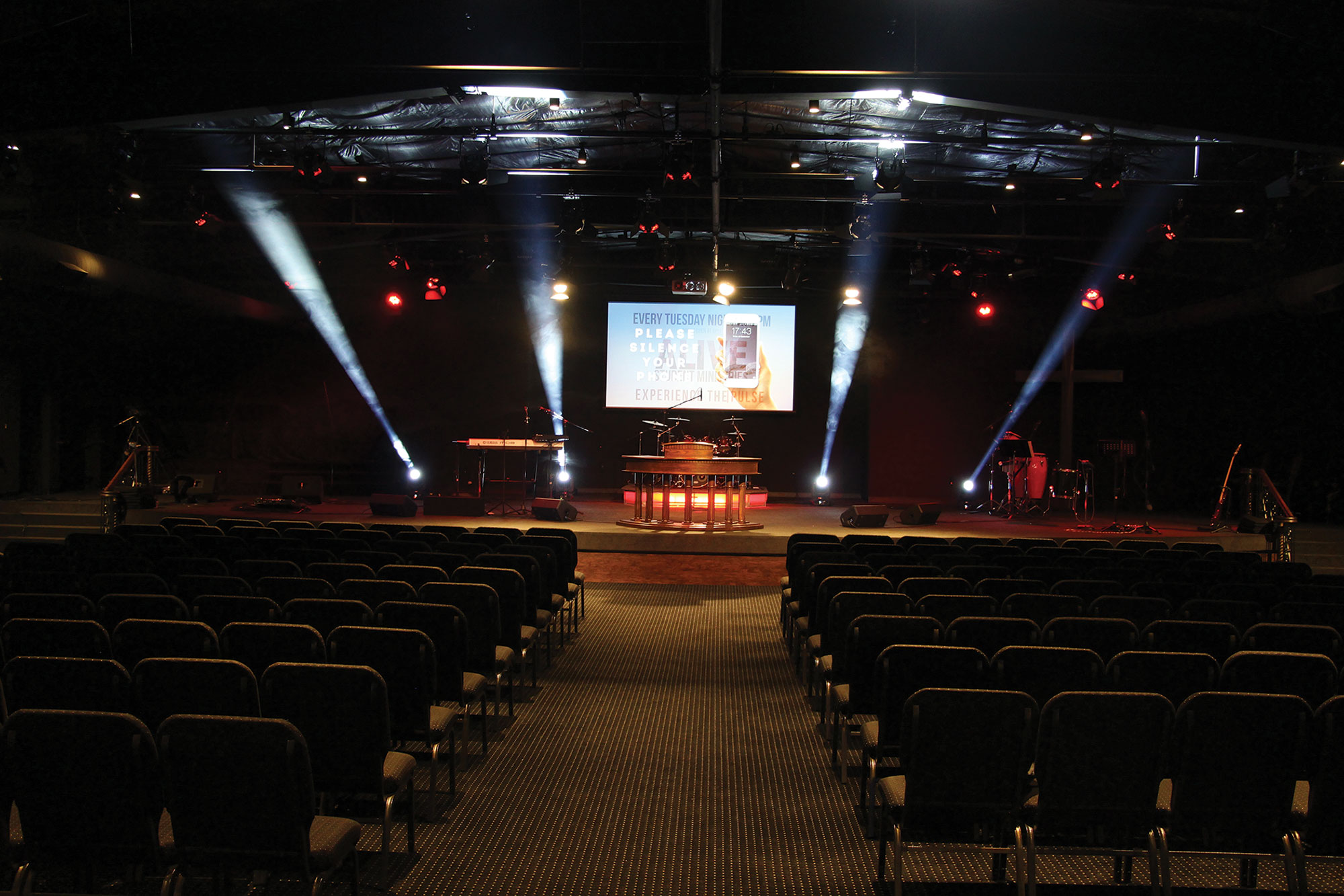 The lighting system provides many options, which does not create hotspots or unwanted shadows on the stage.